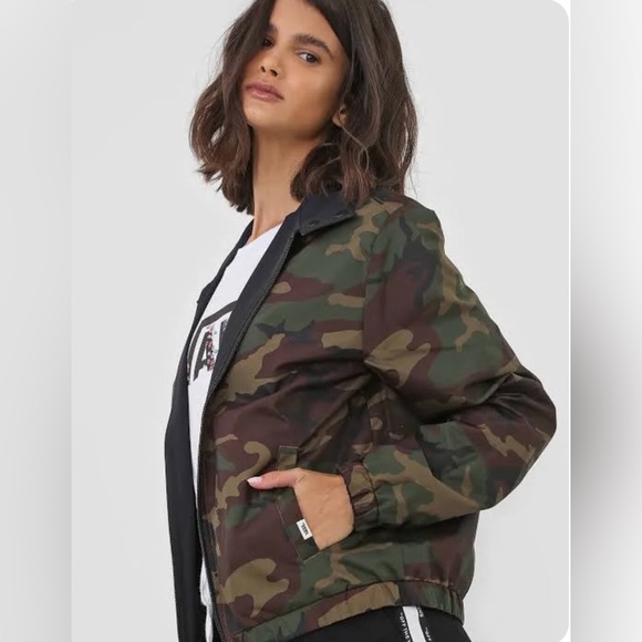 Like NEW!!! Vans Sport Check Women's Reversible Black/Camo Jacket - Size M - Picture 2 of 16